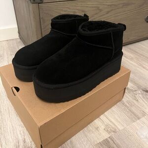 UGG Classic Ultra Mini Platform Size 9 Black
